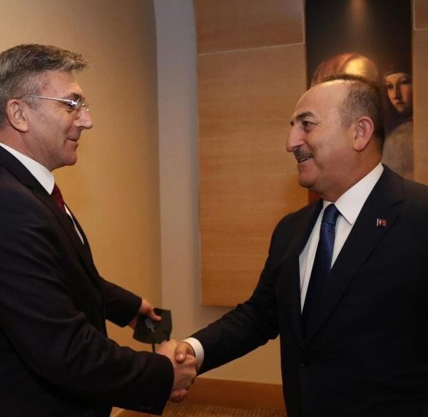 Лидерът на ДПС Мустафа Карадайъ се срещна с турския външен министър