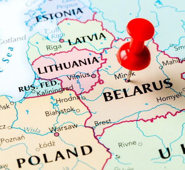 Червен квадрат: Нещо ще става – огромна военна колона с нов тактически знак се движи в Беларус към границата с Украйна 