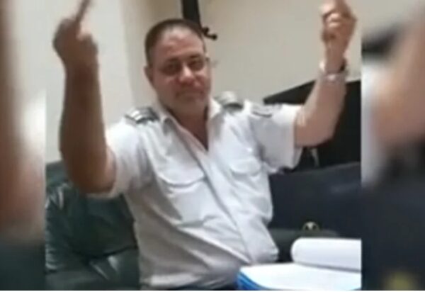 Страшен скандал: Началник в ГКПП Лесово размахва гордо средни пръсти от бюрото си