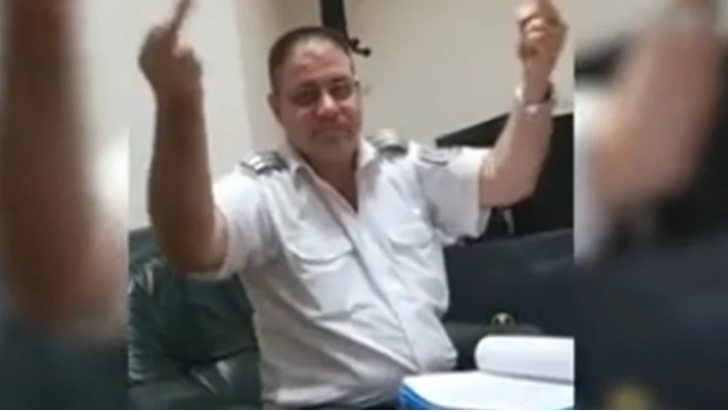 Страшен скандал: Началник в ГКПП Лесово размахва гордо средни пръсти от бюрото си
