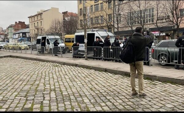 Истински ужас с полицаи в центъра на София, арести и пострадали СНИМКИ