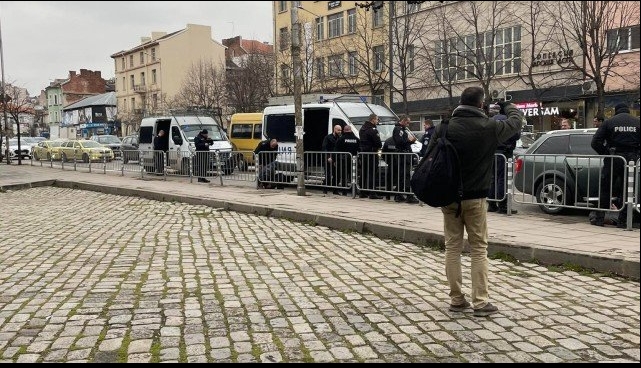 Истински ужас с полицаи в центъра на София, арести и пострадали СНИМКИ