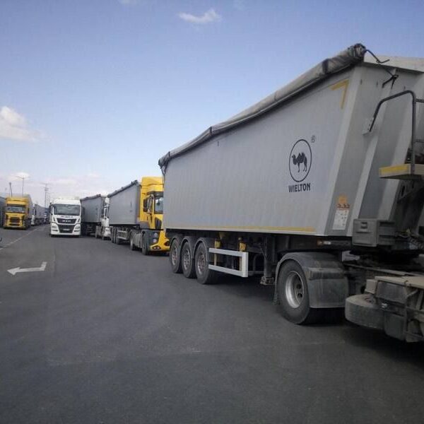 Полиция блокира зърнобаза в Бургаско, 50 камиона чакат да товарят за износ