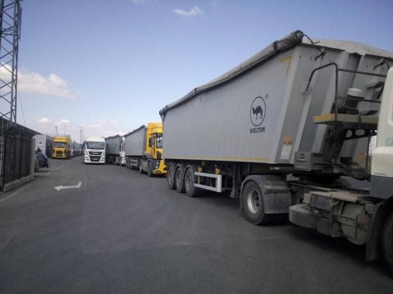 Полиция блокира зърнобаза в Бургаско, 50 камиона чакат да товарят за износ