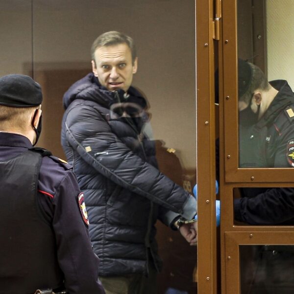 Малко след като руски съд даде още 9 години затвор на Алексей Навални, задържаха адвокатите му