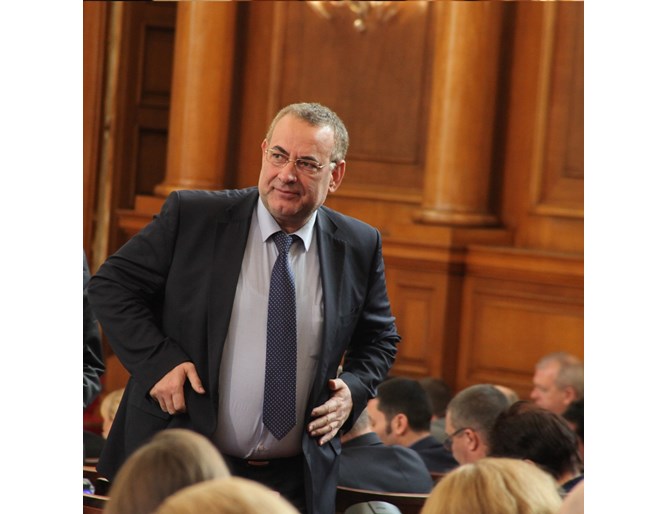 ДПС продължава да настоява за изслушване на премиера Кирил Петков в парламента