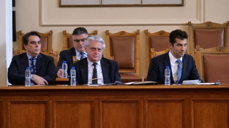 В понеделник държавата, ръководена от Кирил, Асен и Дамаджаната, ще тегли нов държавен заем от още 500 милиона лева