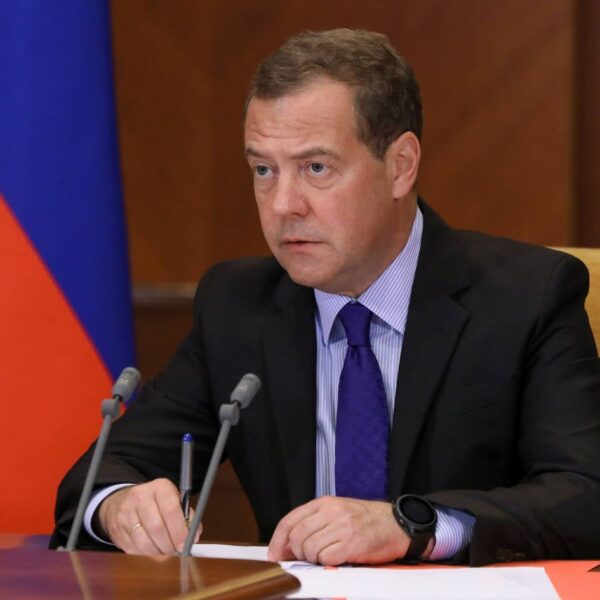 ЗЛОВЕЩО: Медведев заплаши с ракетен удар съда в Хага
