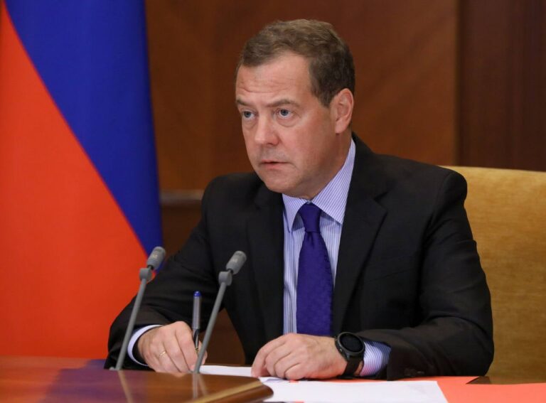И Медведев се включи в пропагандата на Путин: Русия ще постави наглите си врагове на място