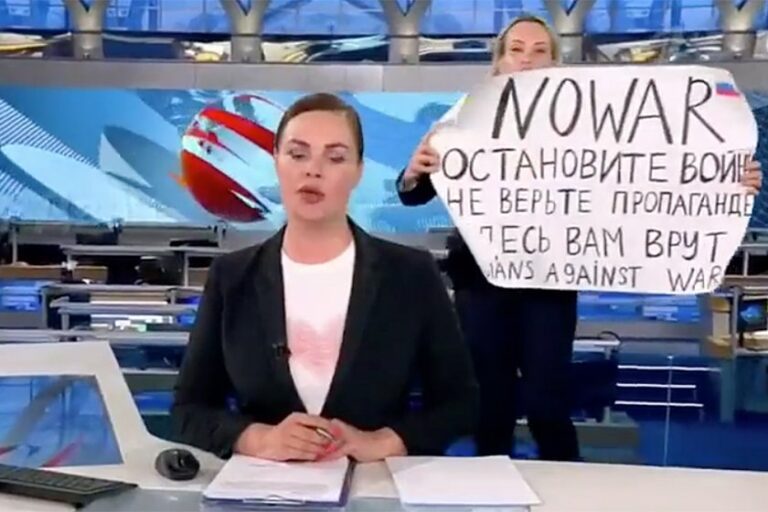 Протест под прозорците на Митрофанова в подкрепа на Марина Овсянникова