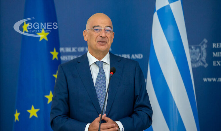 Хуманитарна мисия! Гръцкият външен министър тръгва за Мариупол