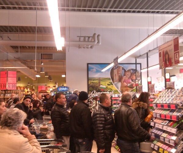 Щурм: Румънци и гърци пазаруват като невидели у нас, изпразват магазините