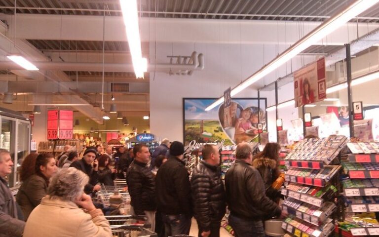 Щурм: Румънци и гърци пазаруват като невидели у нас, изпразват магазините