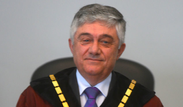 Бивш конституционен съдия: Притеснително е, че борците с корупцията са хора, избягали в чужбина