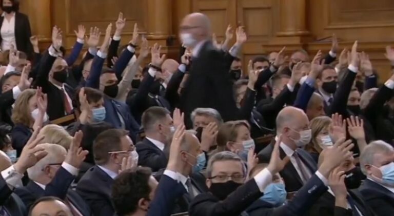 След бурни скандали и заяждания, парламента роди нова комисия по искане на ГЕРБ – СДС