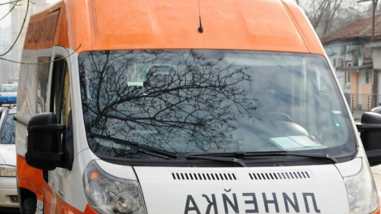 19-годишен шофьор се заби в автобус, режат ламарини да извадят спътниците му