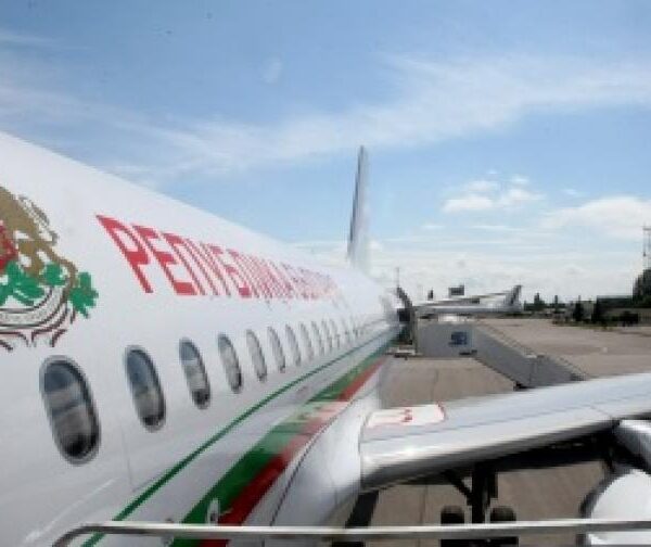 Какво се случва? Българският правителствен самолет кацна в Москва