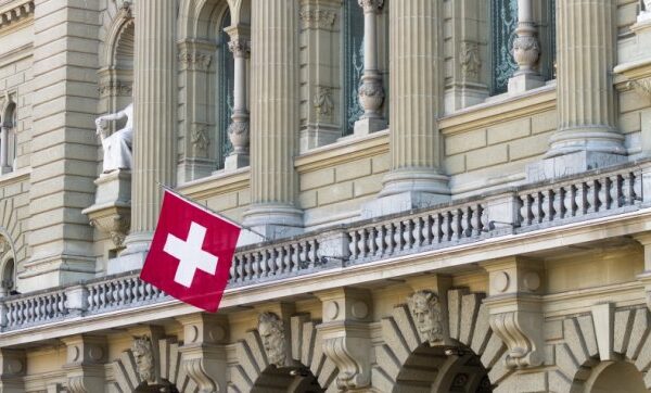 Колко пари държат руснаците в швейцарски банки