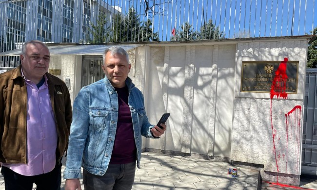 Николай Хаджигенов и Арман Бабикян са задържани пред посолството на Русия