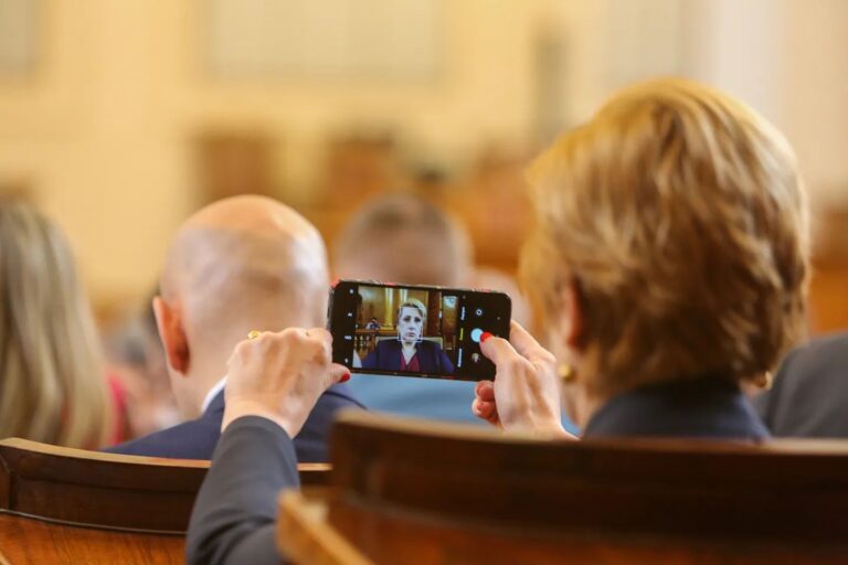 Може ли да повярвате за какво ползва телефона си Елена Гунчева от “Възраждане” в парламента СНИМКА