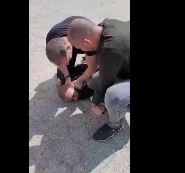 При арест: Полицаи душат сина на кмета на Панагюрище