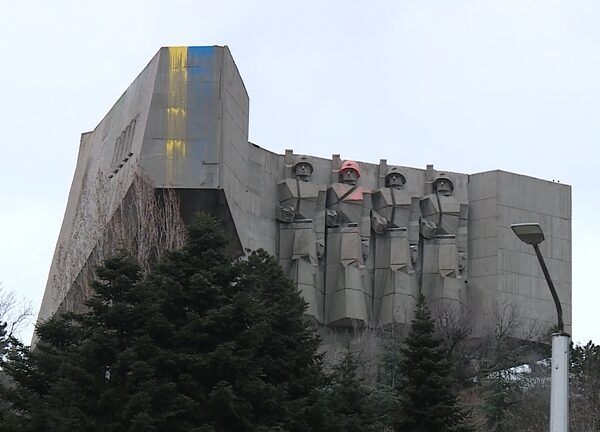 Огромно украинско знаме се появи върху Паметника на българо-съветската армия във Варна