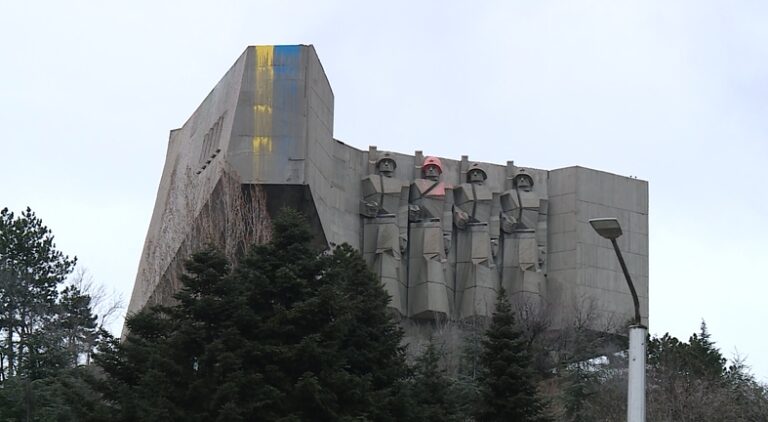 Огромно украинско знаме се появи върху Паметника на българо-съветската армия във Варна