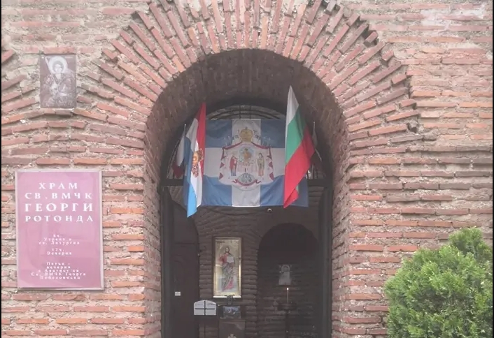 Падение: Руски знамена са поставени на входа на ротондата „Св. Георги“ в София (снимки)
