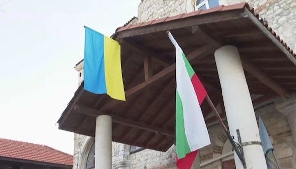 Скандал в Несебър: Активистка на “Възраждане” маха украинското знаме от църквата