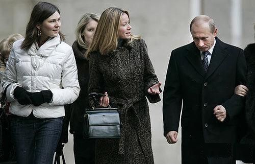 Кремъл за пръв път официално призна Катерина Тихонова и Мария Воронцова за дъщери на Владимир Путин