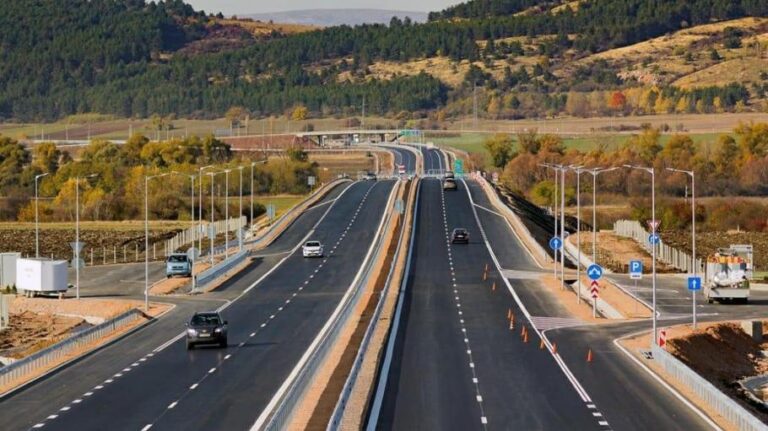 През 2022 г. са ремонтирани основно само 7 км пътища, къде са парите?