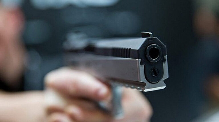 Нов случай! Полицай от 6-то РУ вади пистолет на съседи: Ще ви гръмна!