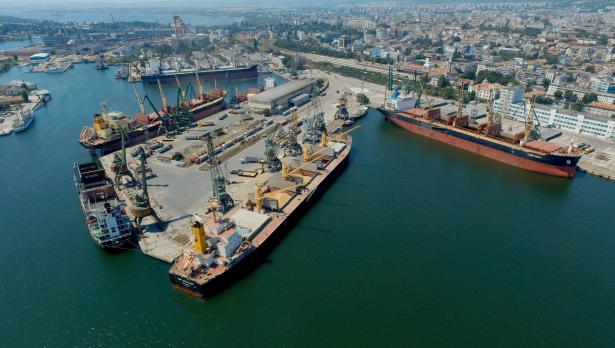 Извънредно! Забраняват достъпа до българските пристанища на кораби, плаващи под руското знаме