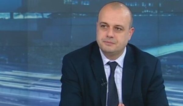 Министър Проданов: До два месеца вадим бежанците от станциите, трябва да има къде да почиват и чиновниците