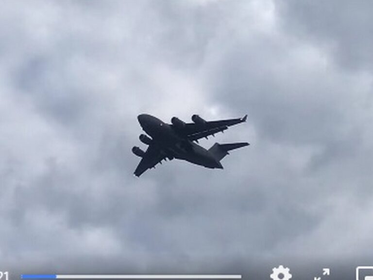 Извънредно! Огромен украински транспортен самолет кацна на летището край Бургас