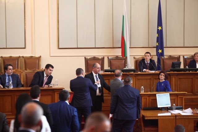 Жесток скандал в парламента, от ГЕРБ искат оставката на зам. шефа на НС Мирослав Иванов