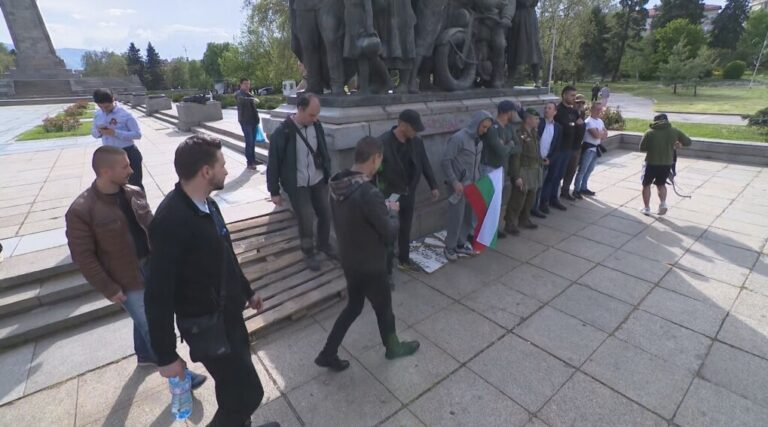 Няма край: Отново бой до паметника на Съветската армия  (МОЧА)