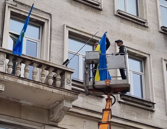 Ексклузивно! “ВъZраждане” свали знамето на Украйна от Столична община