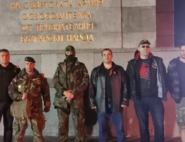 Скандал! Рашков, къде си? Полицията ти спокойно наблюдава „охранителите“ – някои, от които с военни униформи и маски СНИМКИ