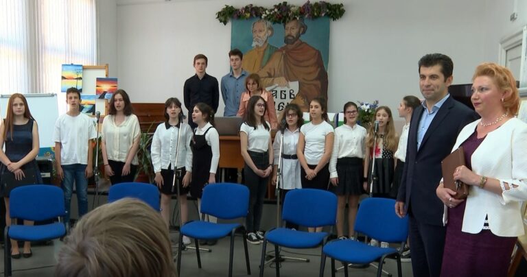 Кирил Петков се върна в класната си стая и се срещна с ученици от 7 СУ   ВИДЕО