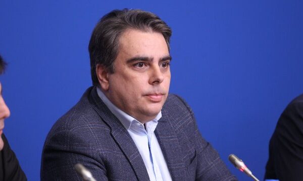 Асен Василев призна: Следващите няколко години ще живеем в условията на високи цени