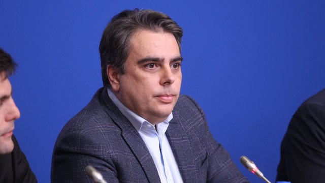 Асен Василев реже: По-високи заплати ще има след съкращения