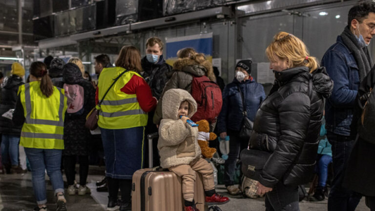 БХК призова служебният кабинет незабавно да осигури изхранване за украинските бежанци