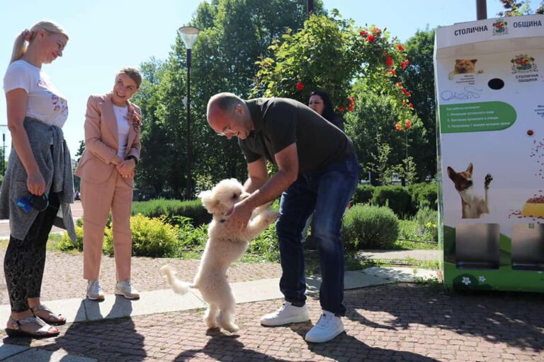 На пет места в София бяха поставени 4 кучемата и един птицемат