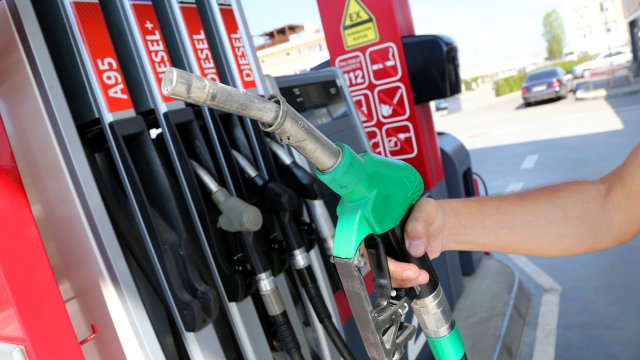 Европа ни погна заради отстъпката от 25 стотинки на литър гориво