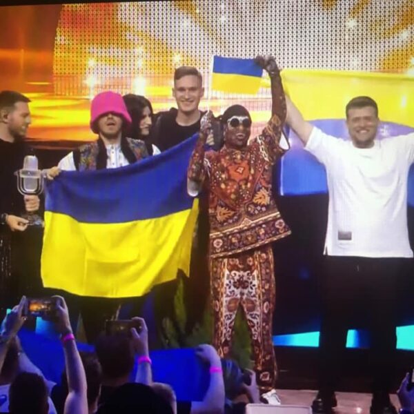 Победителите от “Евровизия” продадоха трофея си на търг във Facebook