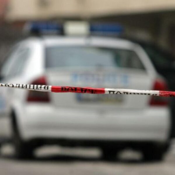 Паника и ужас: Мъж наръга 16-г. момче, налетя с 2 ножа на полицаи