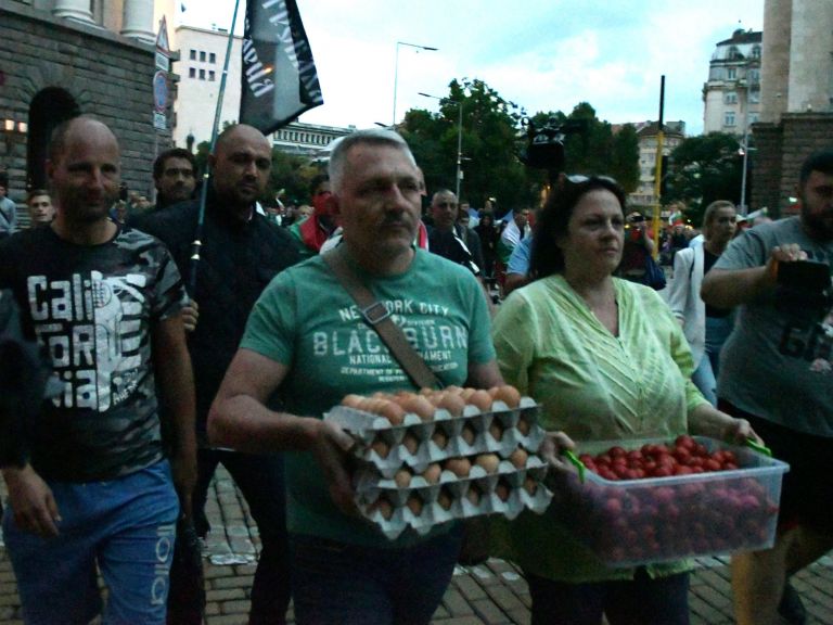Жадните се кандилкаха на протестите срещу Борисов, гладните уважават храната и не замерят с нея. Защото е грехота.