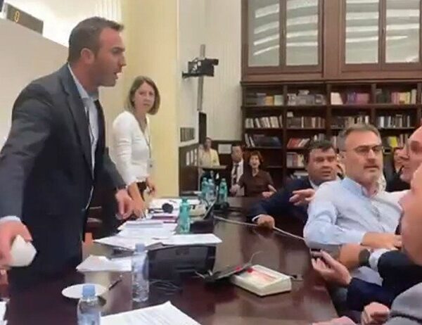 Панаир: Луд скандал в Македонския парламент, замерят се с предмети ВИДЕО