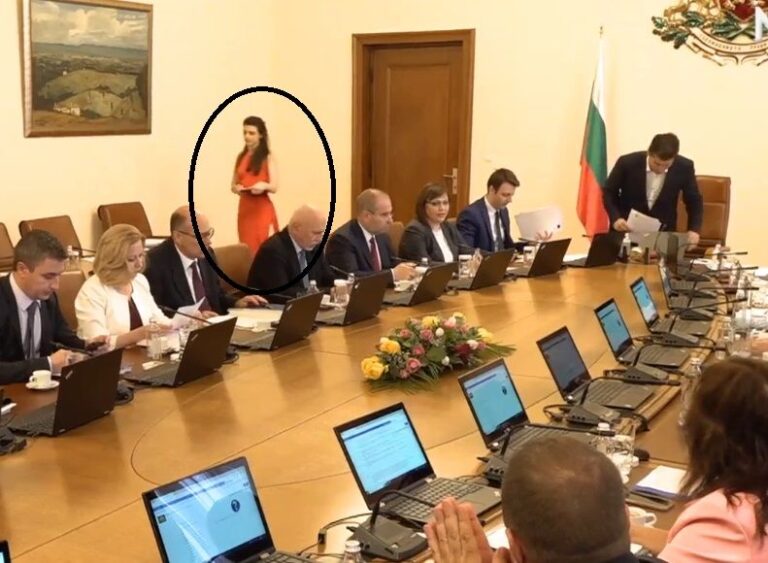 Лена Бориславова се появи с огромна цепка на роклята, втрещи министрите на заседание в МС